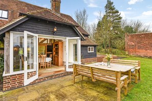 Outdoor dining - Bellflower Cottage - Ashdown Forest (Haywards Heath)
