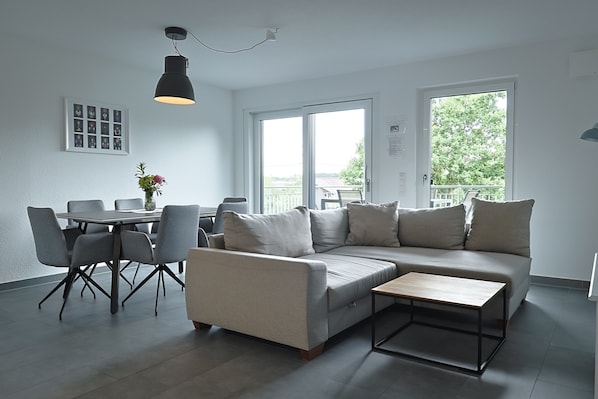 TV - Lake Constance Apartment 2 – Bright 2nd Floor Apartment with Balcony and Stunning Views (Meßkirch)