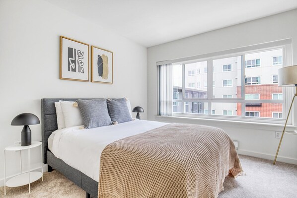 2 bedrooms, iron/ironing board, WiFi, bed sheets - Sleek Downtown Bellevue 2BR w/ W/D & Storage, near Shops, by Blueground (Seattle)