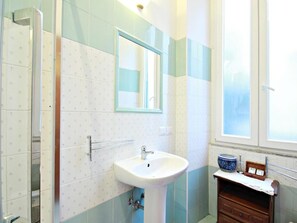 Combinazione doccia/vasca, asciugacapelli