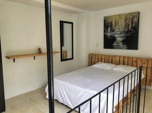 1 soverom, skrivebord, strykejern/-brett og wi-fi (inkludert)