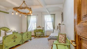 2 habitaciones, escritorio, tabla de planchar con plancha y wifi gratis
