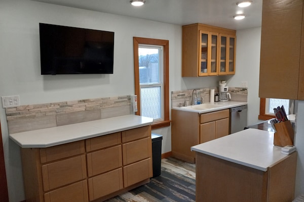 Een koelkast, een microgolfoven, een oven, een kookplaat