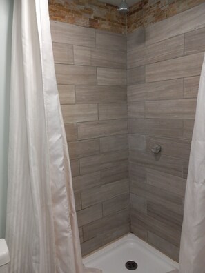 Dusche, Handtücher, Seife, Toilettenpapier