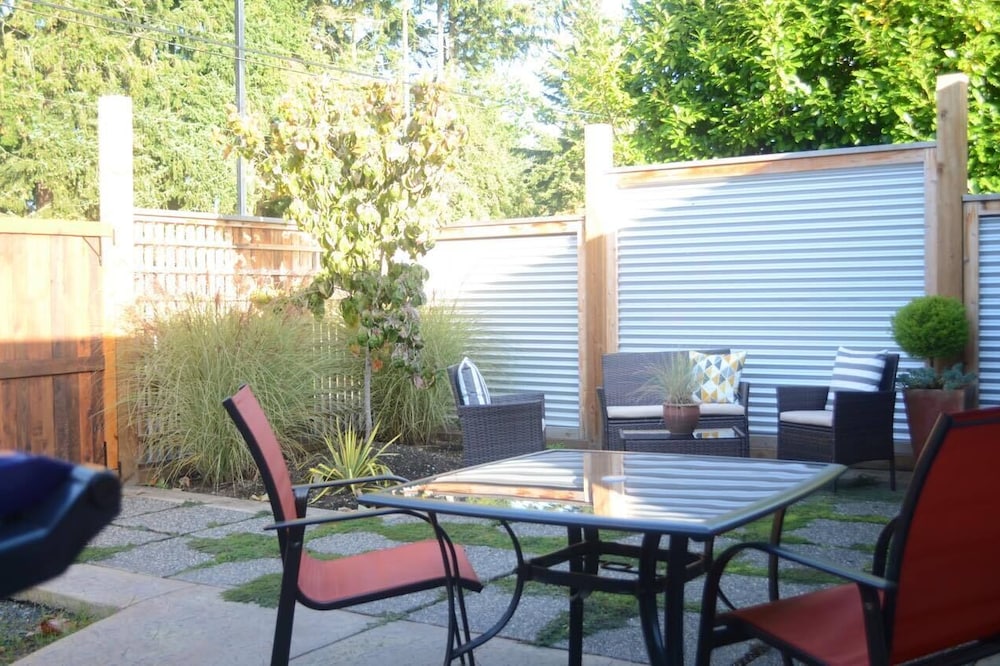 Relaxing 1 Bedroom Suite - 5 minutes from the beach!