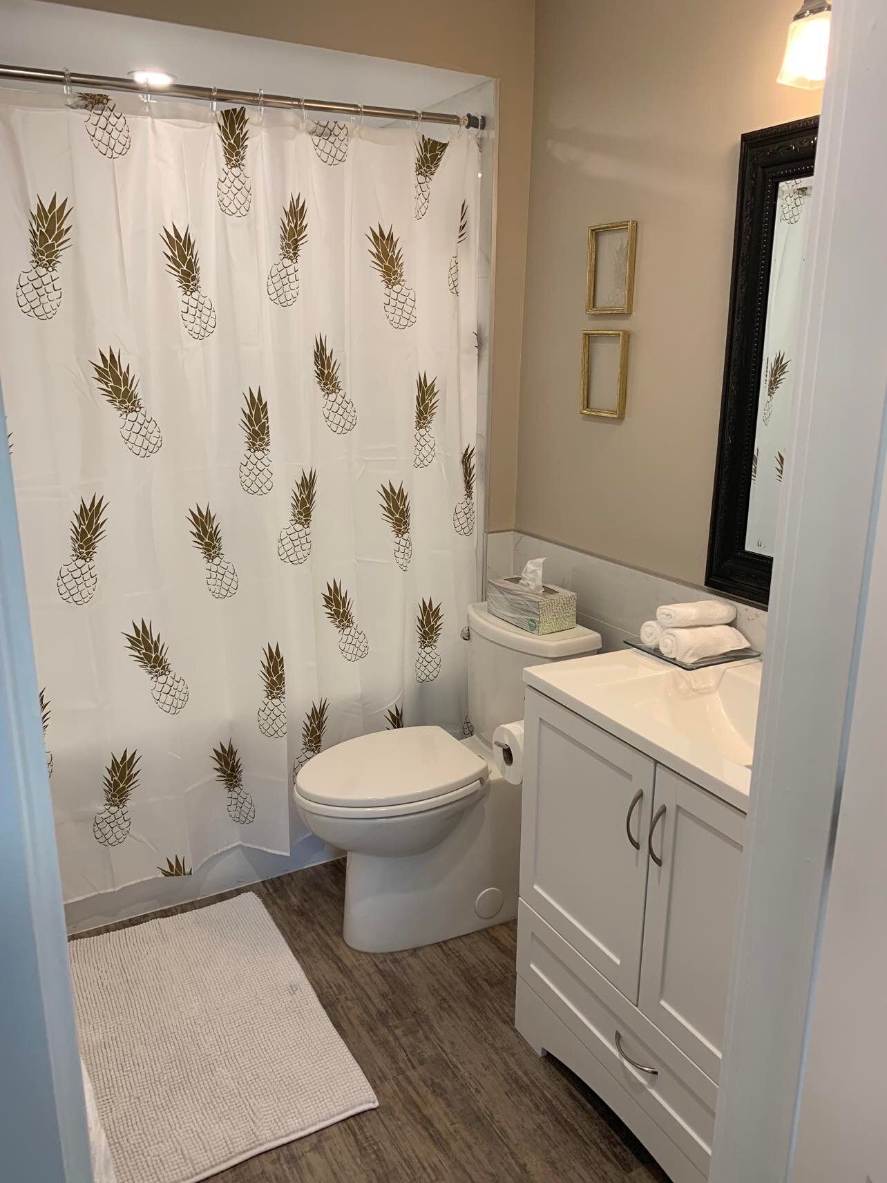 Relaxing 1 Bedroom Suite - 5 minutes from the beach!