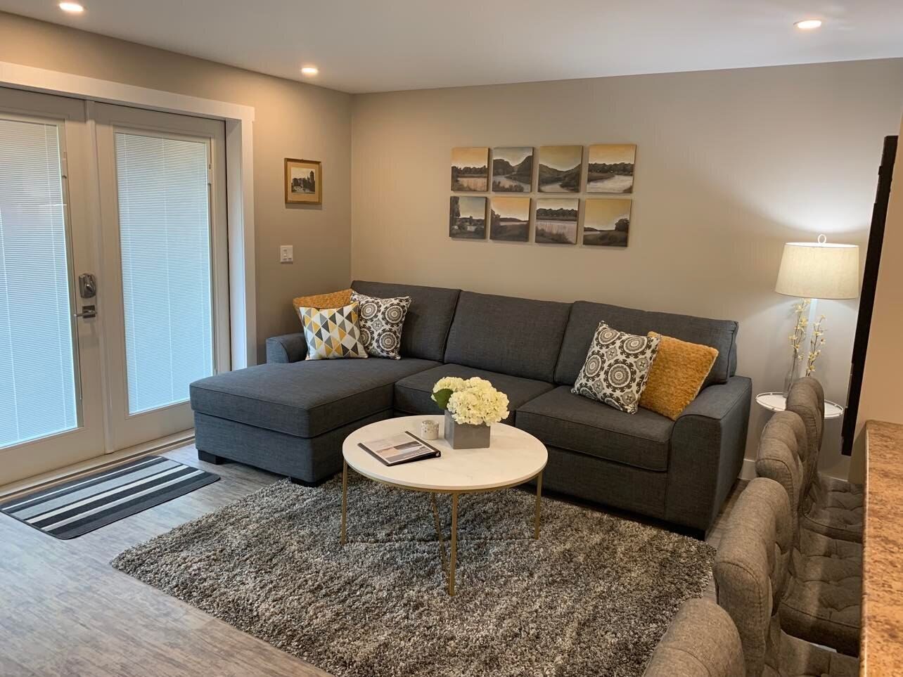 Relaxing 1 Bedroom Suite - 5 minutes from the beach!