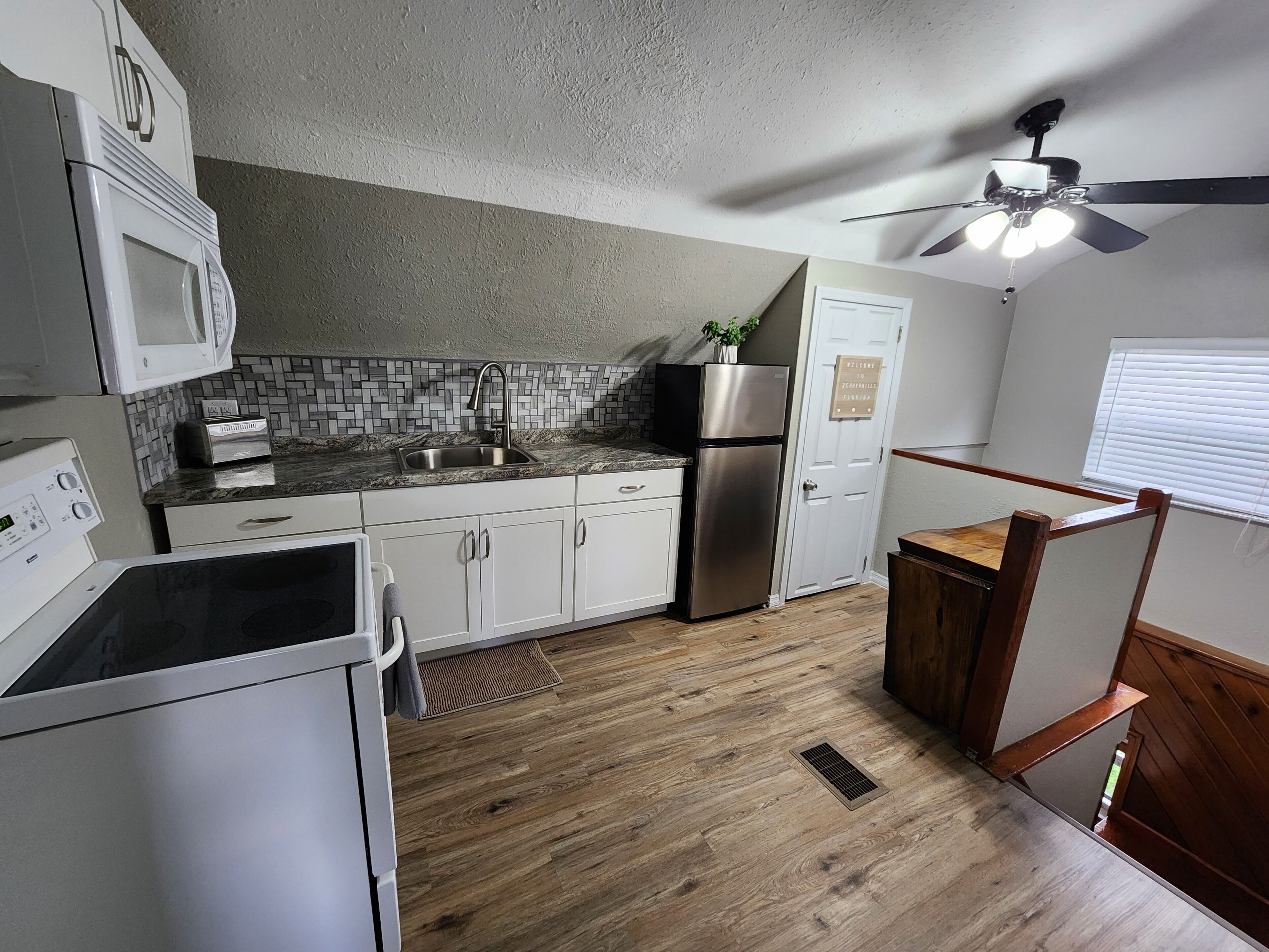 Peaceful, Family-sized Suite, Pool, Hot Tub, Camp Fire, Enormous Backyard!