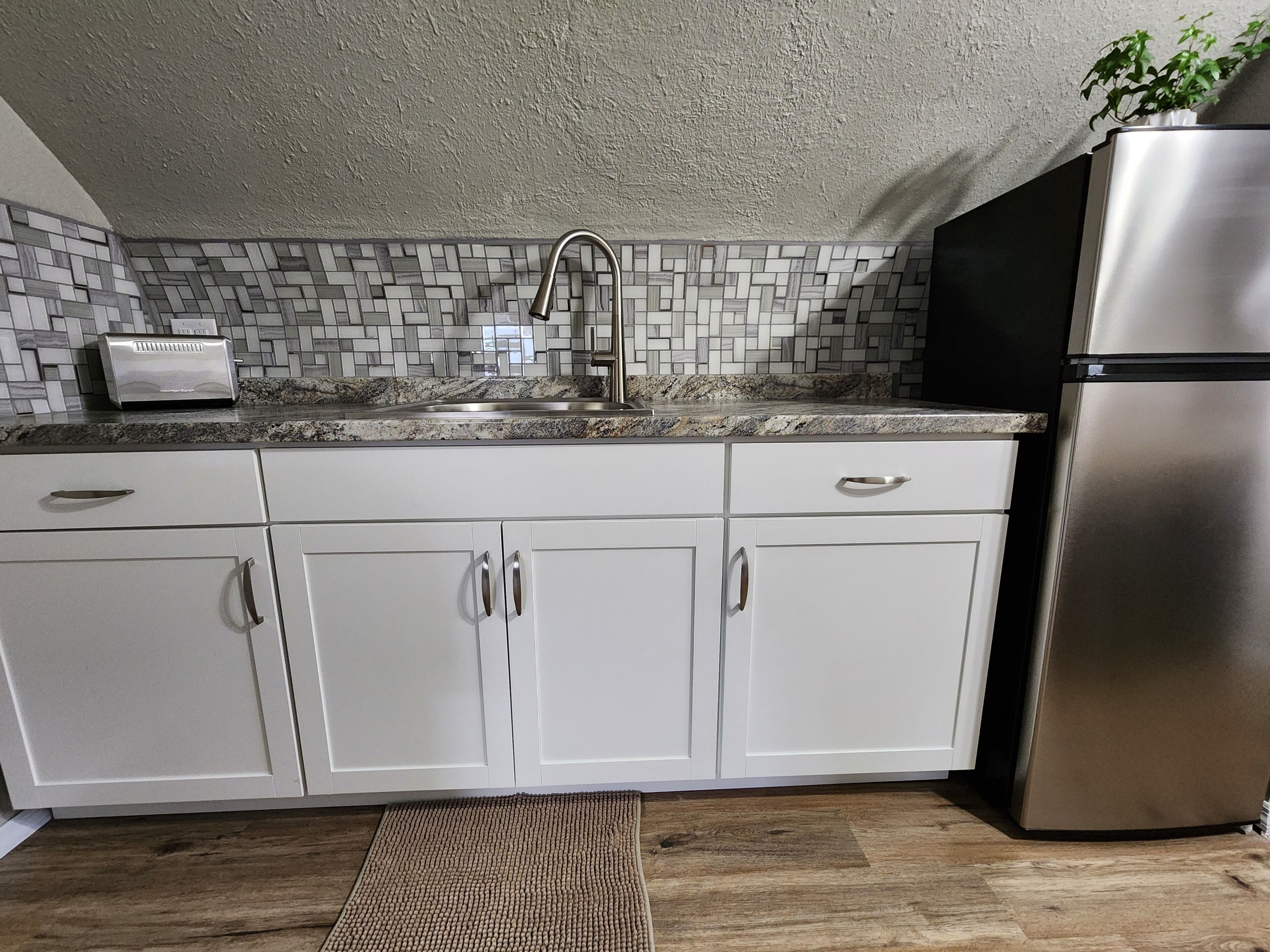 Peaceful, Family-sized Suite, Pool, Hot Tub, Camp Fire, Enormous Backyard!