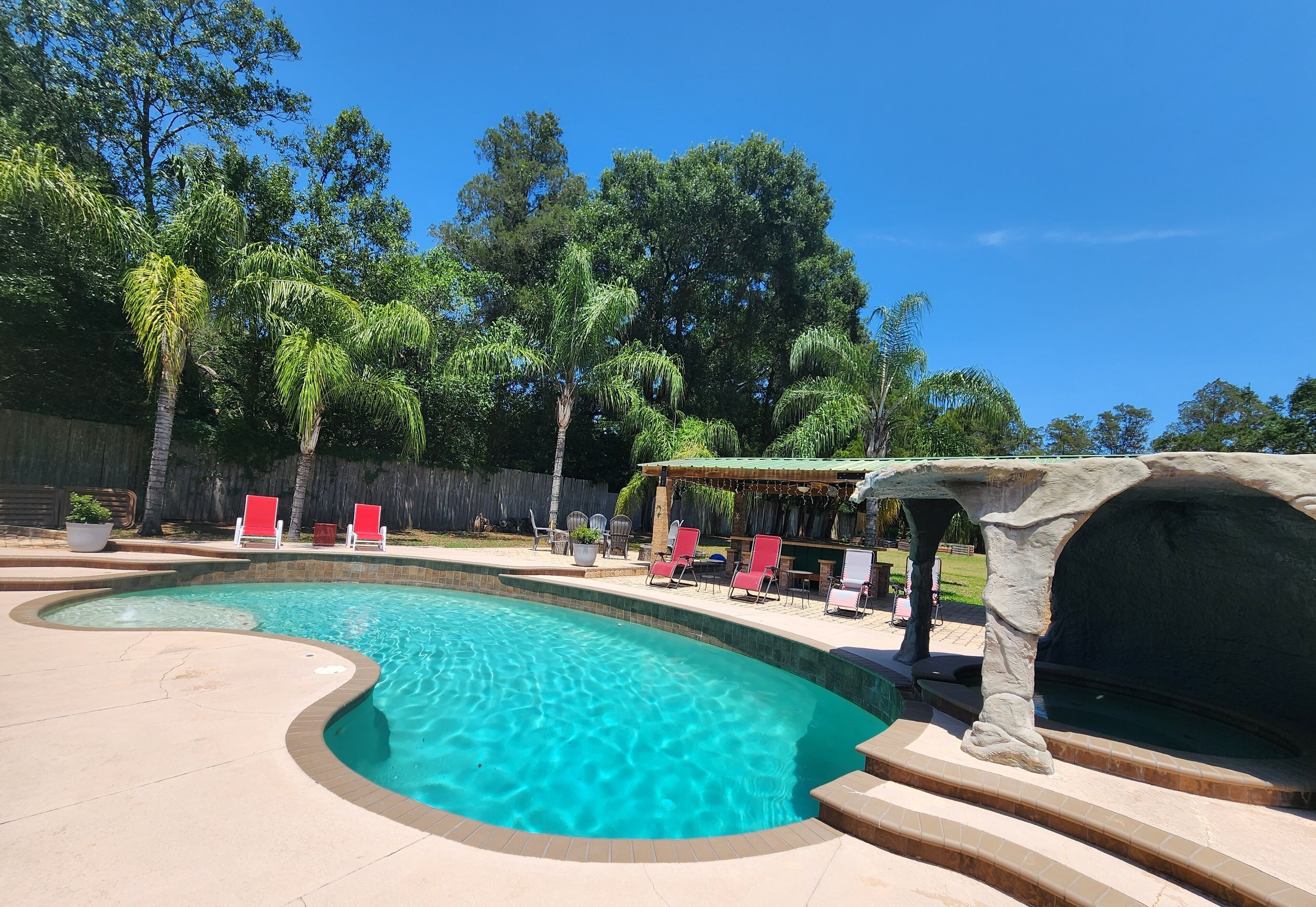Peaceful, Family-sized Suite, Pool, Hot Tub, Camp Fire, Enormous Backyard!