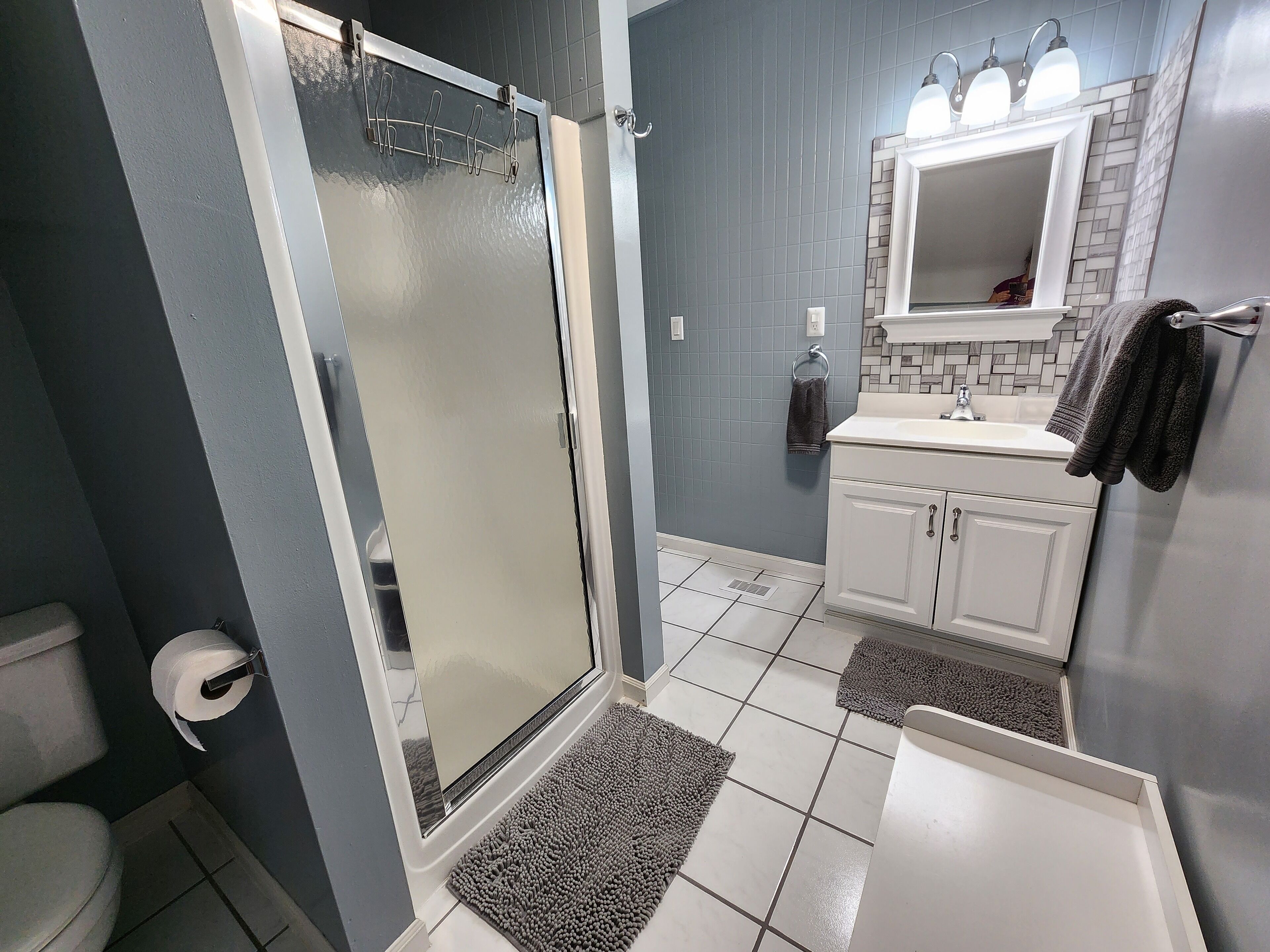 Peaceful, Family-sized Suite, Pool, Hot Tub, Camp Fire, Enormous Backyard!