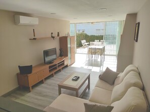 Televisio, takka, pöytätennispöytä