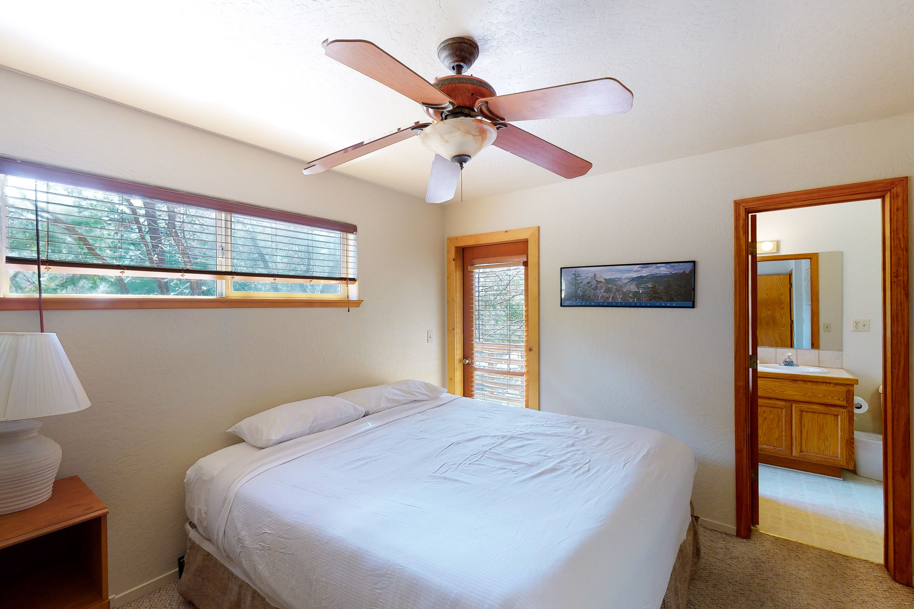 Large lake-area home w/great room, private pool table, Ping-Pong, mtv views