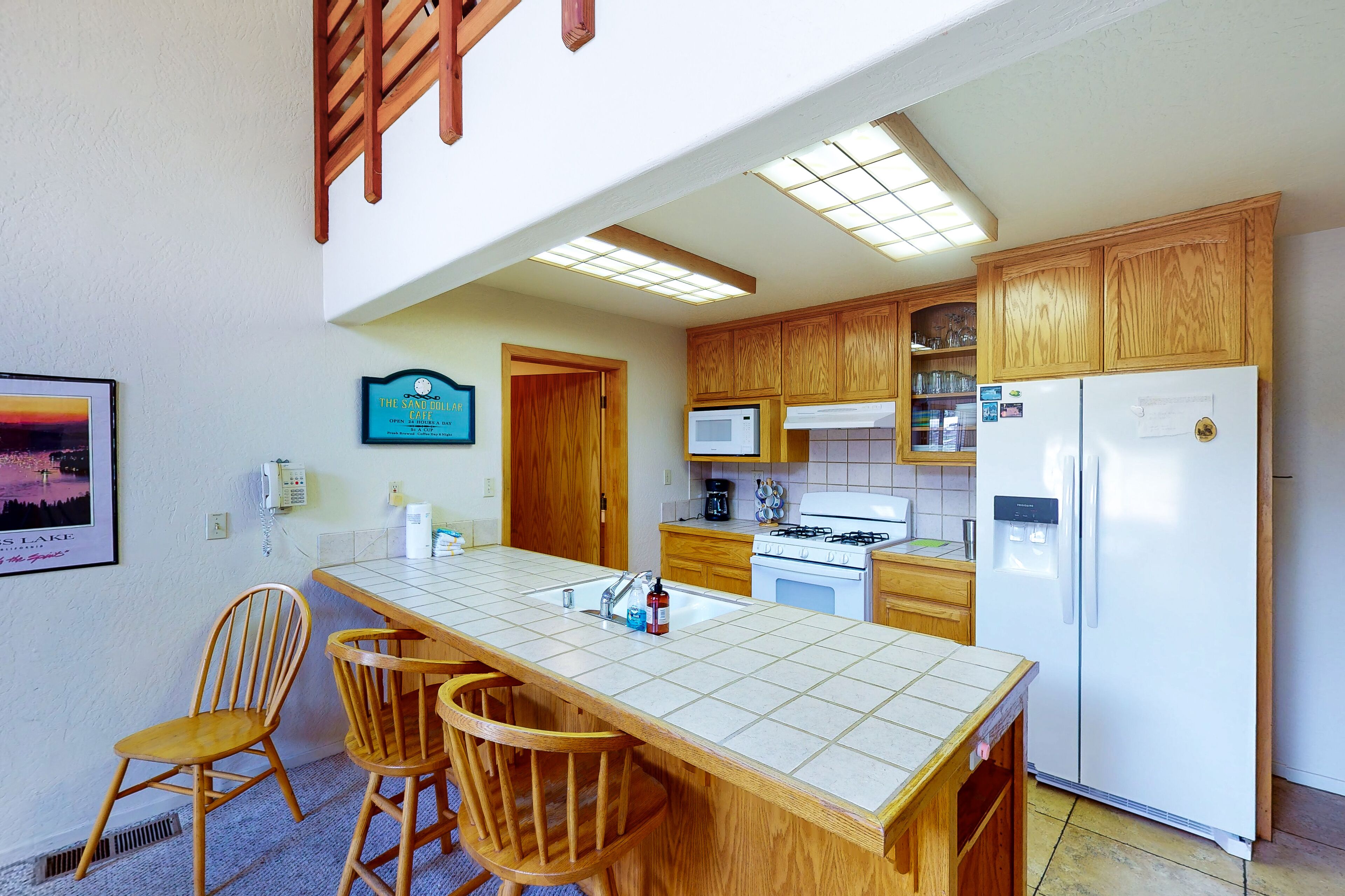 Large lake-area home w/great room, private pool table, Ping-Pong, mtv views