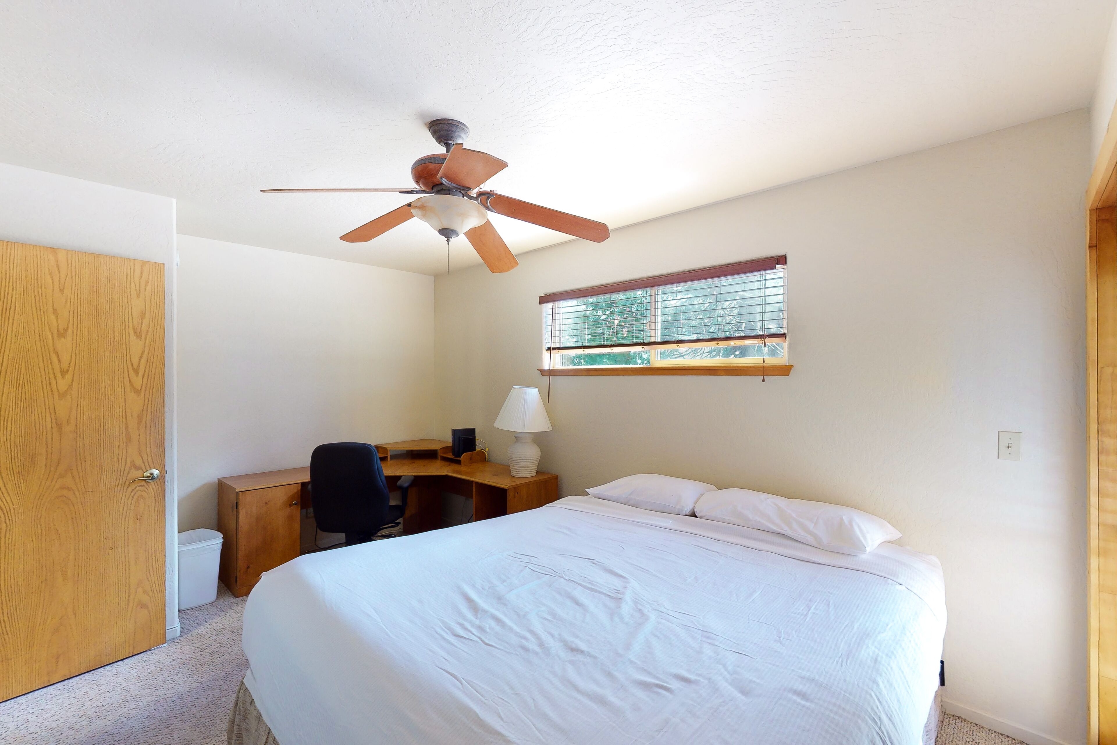 Large lake-area home w/great room, private pool table, Ping-Pong, mtv views