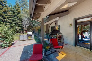 Terrace/patio - Secluded home near Yosemite & Bass Lake with private hot tub & mountain views (Ahwahnee)