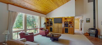 Secluded home near Yosemite & Bass Lake with private hot tub & mountain views