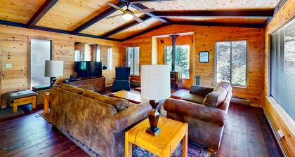 Modern cabin w/beautiful views, private gas grill, W/D, and wood fireplace