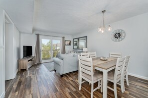 TV, peis, DVD-spiller og filmbibliotek