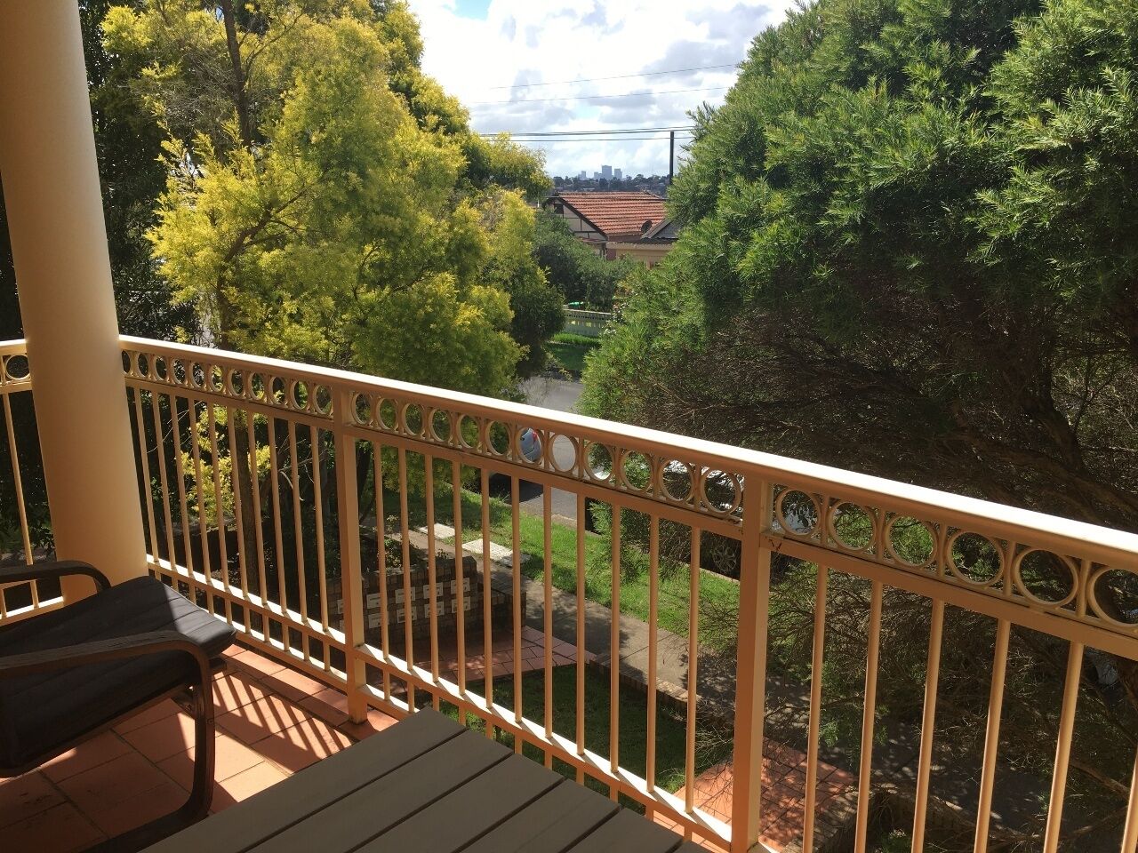 Spacious townhouse with private courtyard close to water