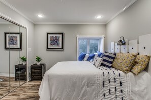 3 habitaciones, escritorio y tabla de planchar con plancha 