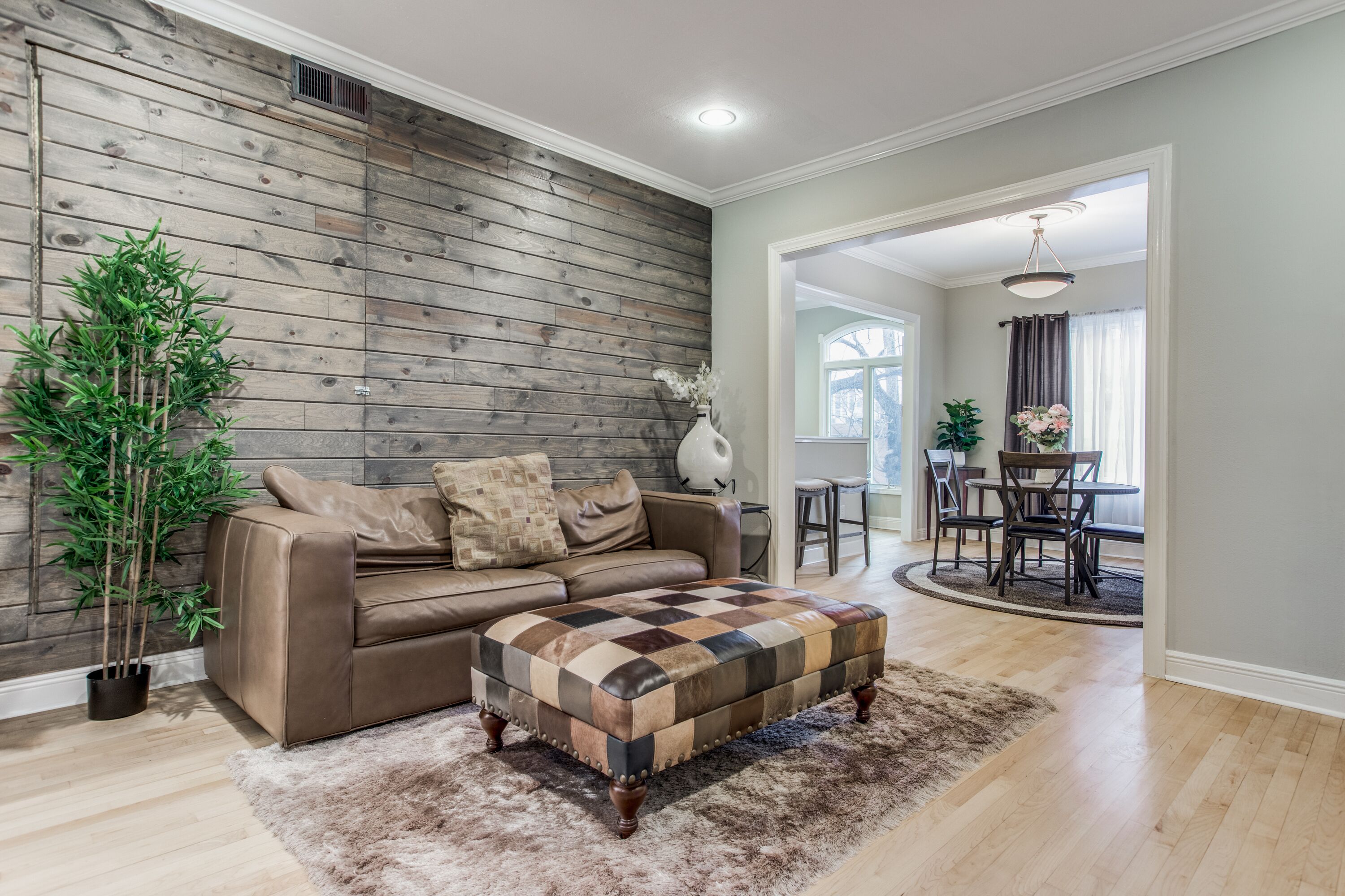 Smart TV, fireplace, books, stereo