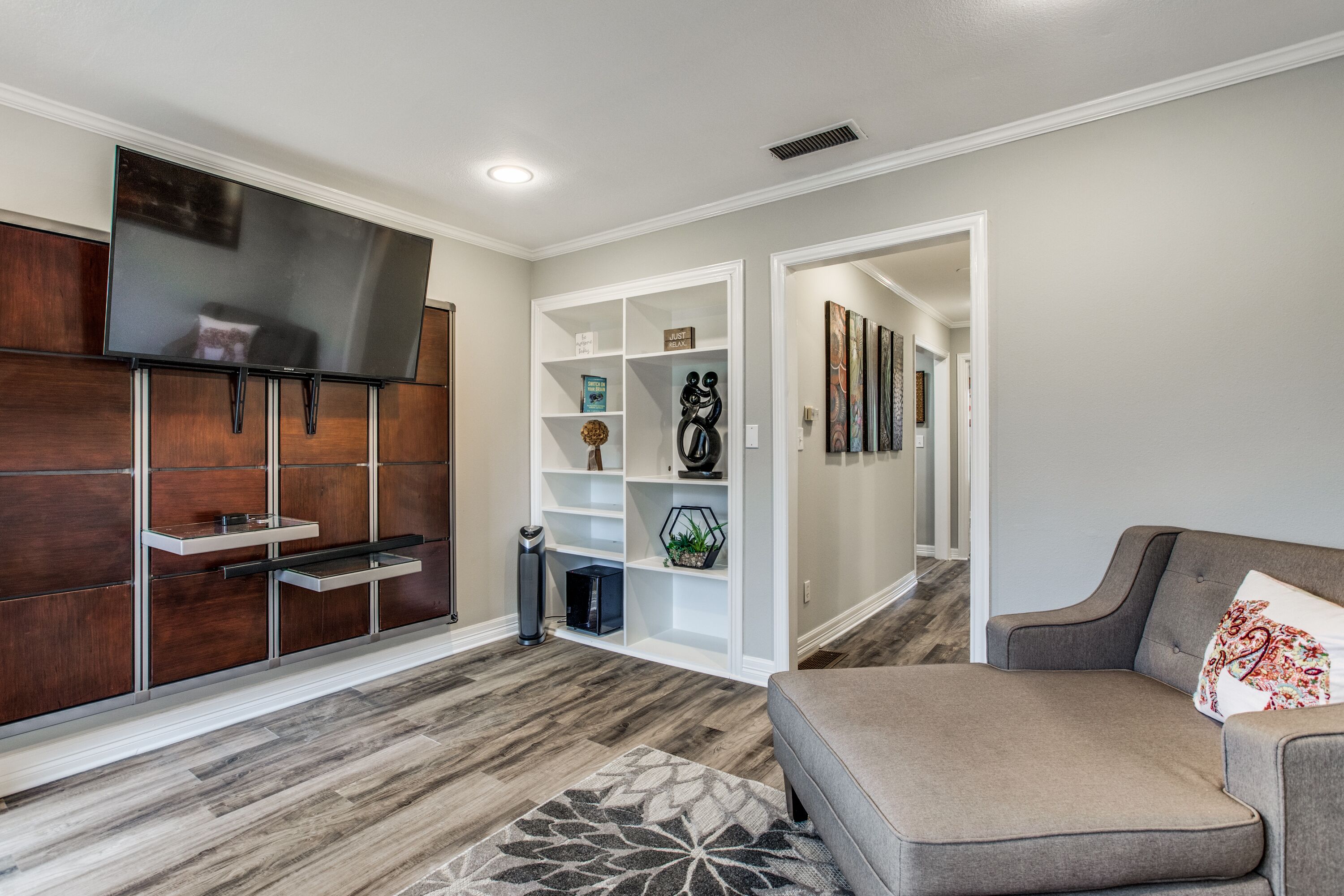 Smart TV, fireplace, books, stereo