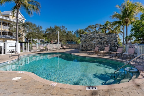 Cozy 2nd-Floor Retreat W/ Queen Bed