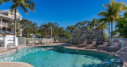 Bonita Paddle B: Ideal Efficiency Near Beach & Shops