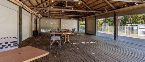 屋外ダイニングエリア