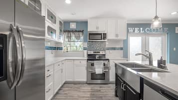 Køleskab, mikrobølgeovn, ovn, kogeplade