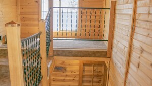 Ein Holzinnenraum mit einer Treppe, die zu einer oberen Ebene führt.