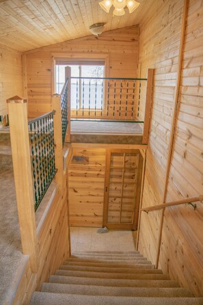 Un intérieur en bois avec un escalier menant à un niveau supérieur.