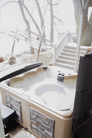 Outdoor spa tub - Cozy beach front lake cabin with hot tub! (Lake Norden)