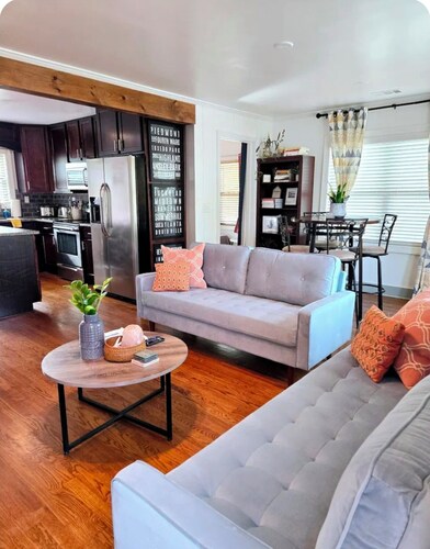 Bring the Dog! Close to Downtown & Airport