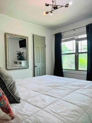 3 bedrooms, iron/ironing board, free WiFi, bed sheets - Bring the Dog! Close to Downtown & Airport (Decatur)