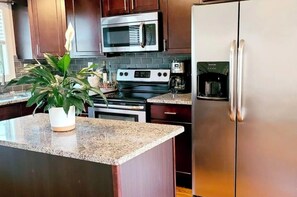 Fridge, microwave, oven, stovetop - Bring the Dog! Close to Downtown & Airport (Decatur)