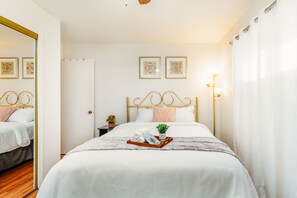 5 soverom, skrivebord, strykejern/-brett og reiseseng for barn