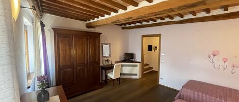 1 slaapkamer, een strijkplank/strijkijzer, wifi, beddengoed