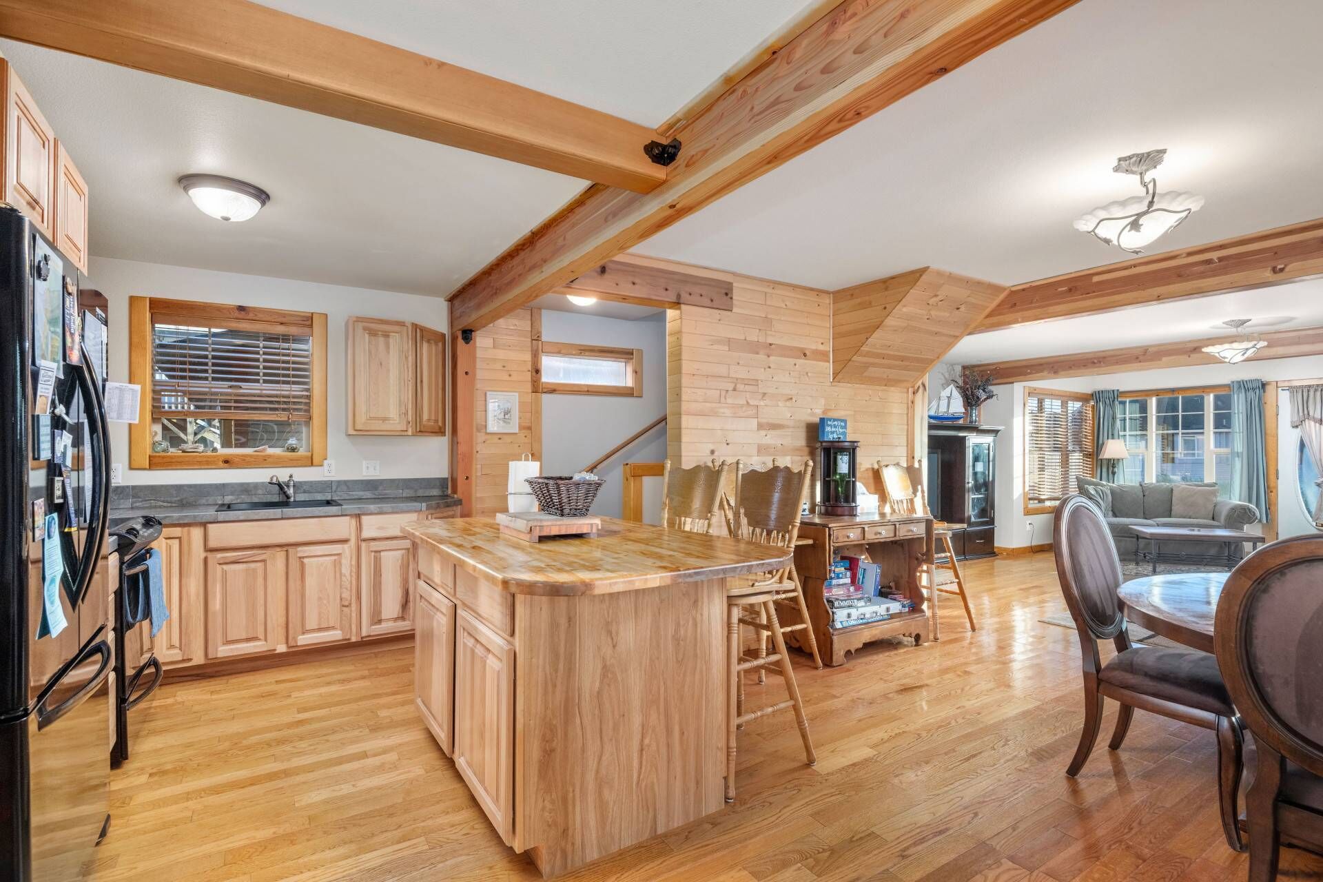 Fun Family Escape, Pet Friendly, Walk to Town and Beach in Minutes, Covered Patio, Fire-Pit, BBQ