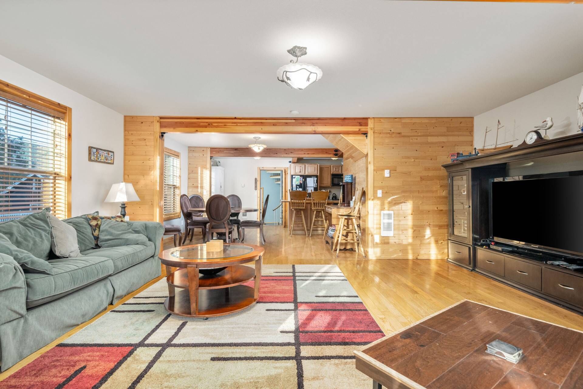 Fun Family Escape, Pet Friendly, Walk to Town and Beach in Minutes, Covered Patio, Fire-Pit, BBQ