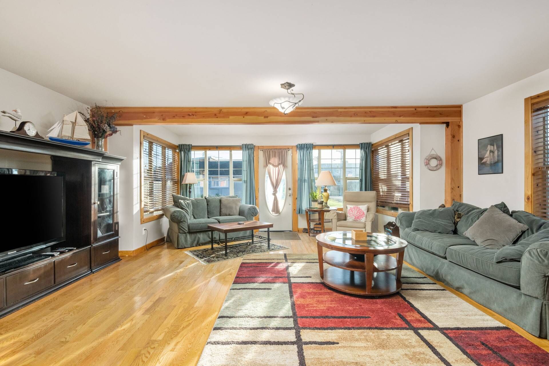 Fun Family Escape, Pet Friendly, Walk to Town and Beach in Minutes, Covered Patio, Fire-Pit, BBQ