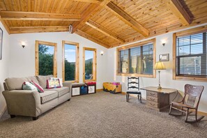 TV, DVD player, books, video library - Fun Family Escape, Pet Friendly, Walk to Town and Beach in Minutes, Covered Patio, Fire-Pit, BBQ (Rockaway Beach)