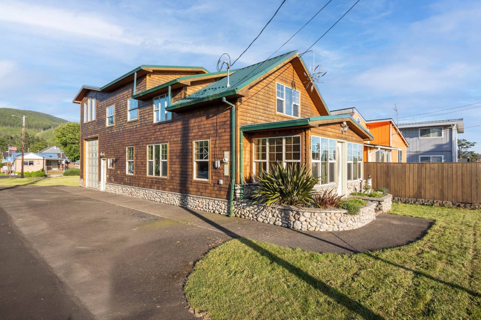 Fun Family Escape, Pet Friendly, Walk to Town and Beach in Minutes, Covered Patio, Fire-Pit, BBQ