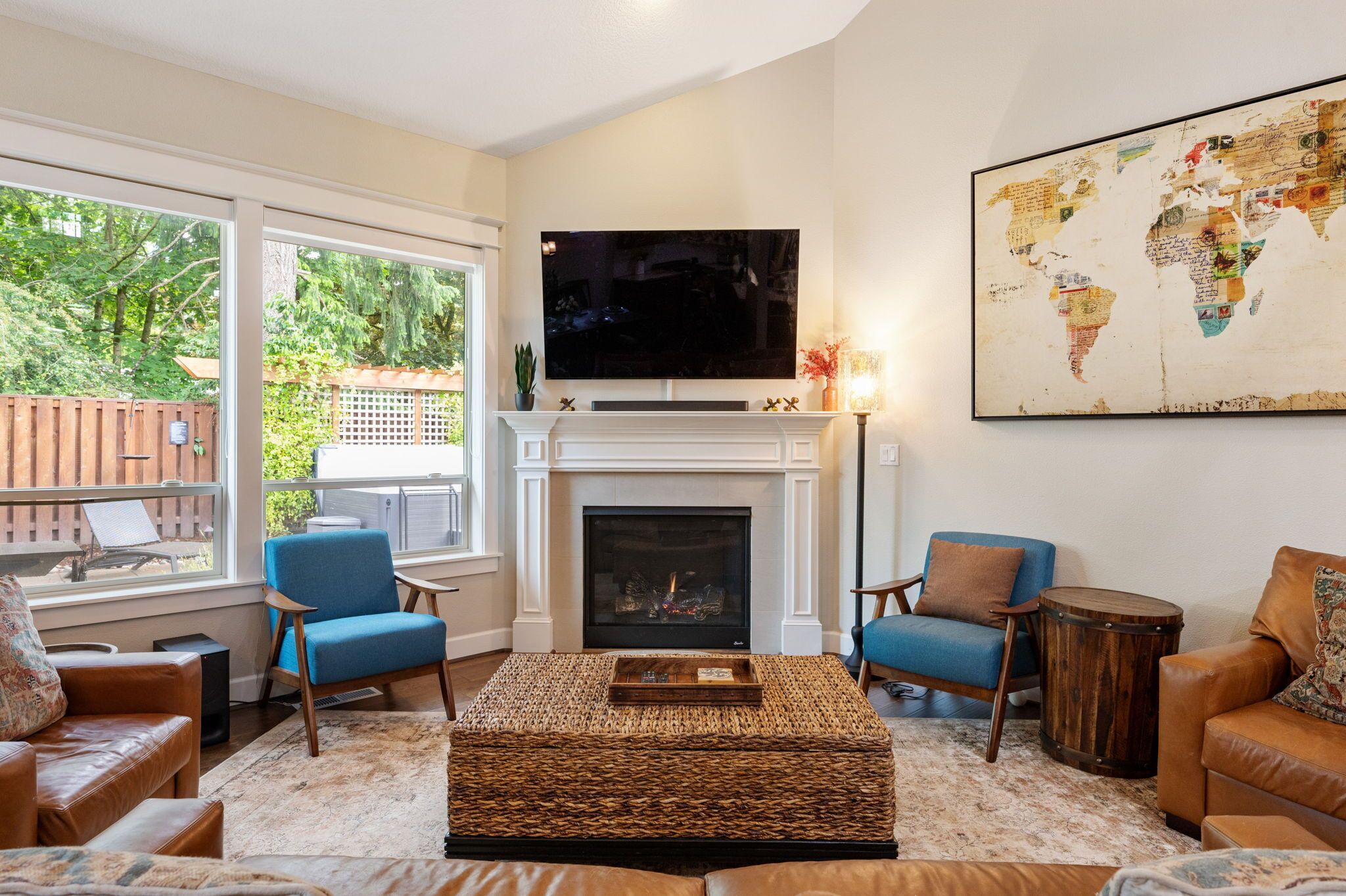 1.2M New Luxury Home, Hot Tub, 4 King Beds, 2 in-Suites, Fast Wifi