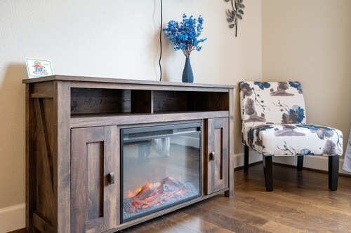 Luxurious Retreat in SW Portland with 7-Person Hot Tub – Sleeps 14 Comfortably!