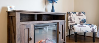Luxurious Retreat in SW Portland with 7-Person Hot Tub – Sleeps 14 Comfortably!