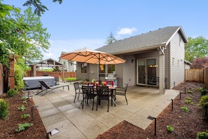 Outdoor dining - Luxurious Retreat in SW Portland with 7-Person Hot Tub – Sleeps 14 Comfortably! (Portland)
