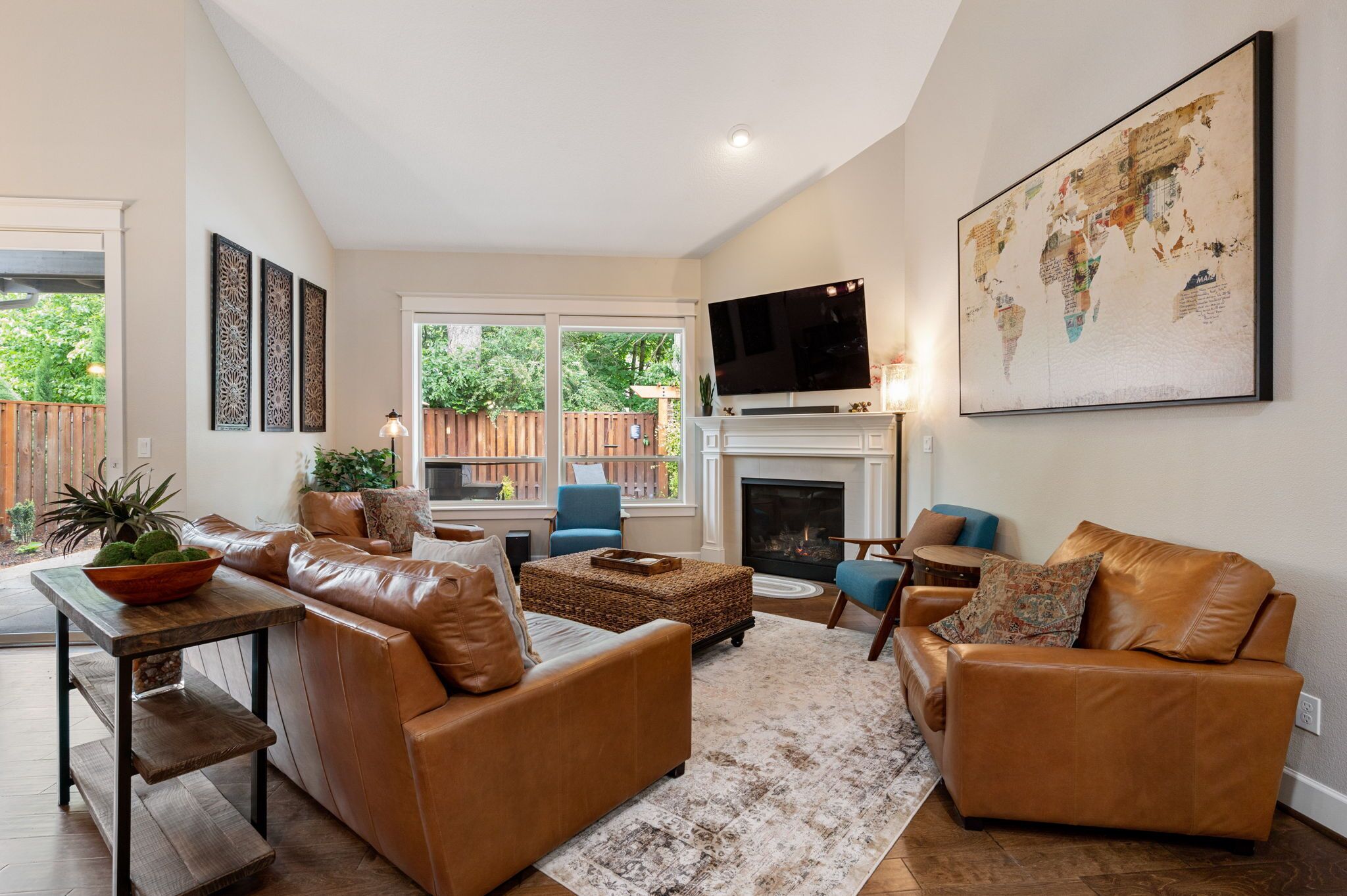 Älytelevisio, takka, pöytäjalkapallopöytä, pöytätennispöytä