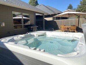 Outdoor dining - Luxurious Retreat in SW Portland with 7-Person Hot Tub – Sleeps 14 Comfortably! (Portland)